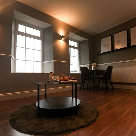 Penthouse Overlooking Castle Apartment *